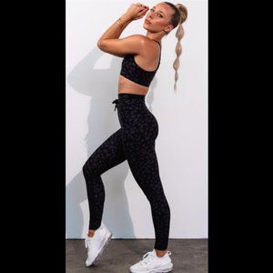 Sarah's Day White Fox Boutique Midnight Camo Leggings M